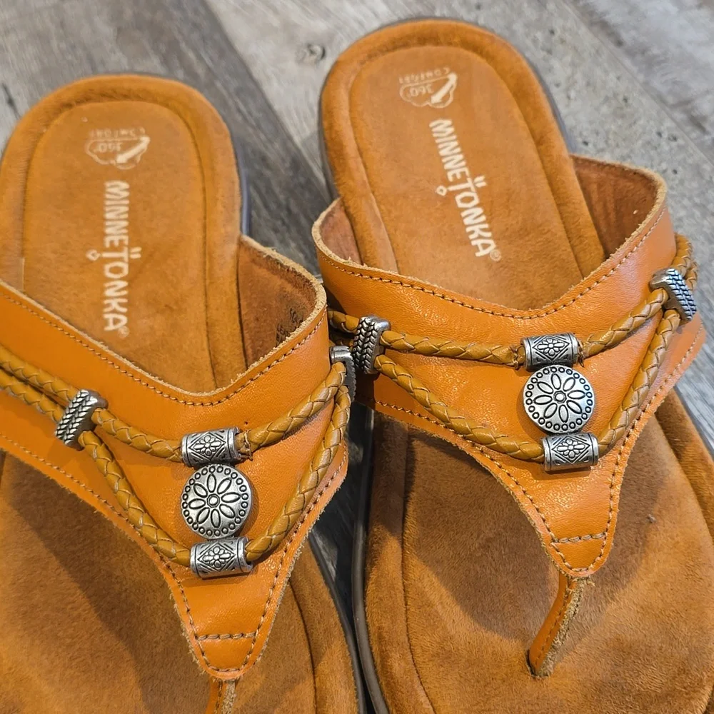 Minnetonka Women's‎ Camel and Silver Accent Leather Sandals| Size 8